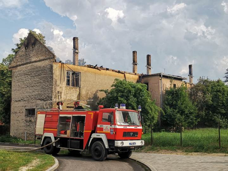 ПОЖАР НА БИВШОЈ СТАМБЕНОЈ ЗАДРУЗИ „ПРОГРЕС“ ЛОКАЛИЗОВАН