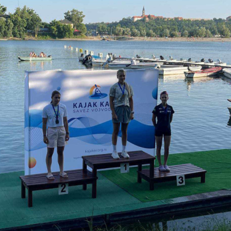 ТРИ МЕДАЉЕ АЊЕ КОВАЧЕВИЋ НА ОТВОРЕНОМ ПРВЕНСТВУ ВОЈВОДИНЕ У КАЈАКУ