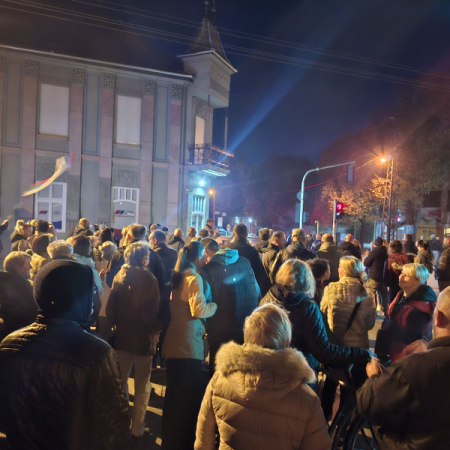 АПАТИНЦИ ПРОТЕСНОМ ШЕТЊОМ ПОДРЖАЛИ ДИЈАНУ ХРКА