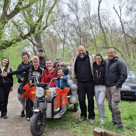 ПРЕДИВАН ГЕСТ: ПРИЈАТЕЉИ ИЗНЕНАДИЛИ НИКОЛУ НОВИМ ЕЛЕКТРИЧНИМ ТЕРЕТНИМ ТРИЦИКЛОМ