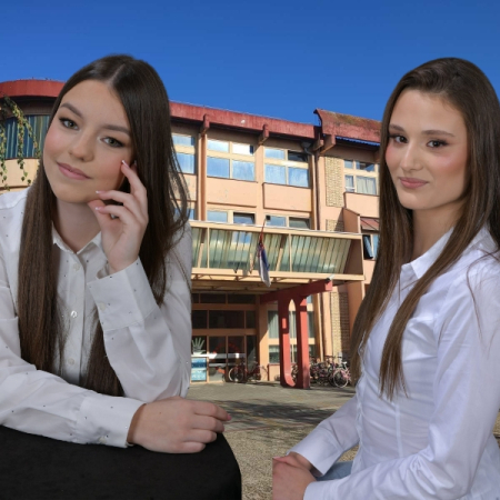 НИНА ШАКИЋ УЧЕНИЦА ГЕНЕРАЦИЈЕ, А САРА ОРЕЉ СПОРТИСТКИЊА ГЕНЕРАЦИЈЕ ОШ „ЖАРКО ЗРЕЊАНИН“ АПАТИН