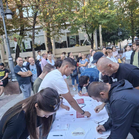 НА ШТАНДУ У АПАТИНУ, СВОЈИМ ПОТПИСОМ, СТУДЕНТЕ ПОДРЖАЛО ПРЕКО 500 ГРАЂАНА