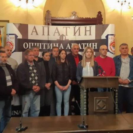 ОДБОРНИЦИ СНС-а ОКУПИЛИ СЕ У САЛИ СКУПШТИНЕ ОПШТИНЕ АПАТИН