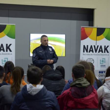 МУП И АПАТИНСКА ПИВАРА НАСТАВЉАЈУ СА ОБУКОМ МЛАДИХ ВОЗАЧА