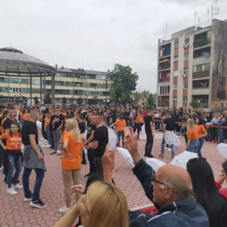 ДАНАС ОДРЖАНА ДЕСЕТА ЈУБИЛАРНА МАТУРАНТСКА ПАРАДА