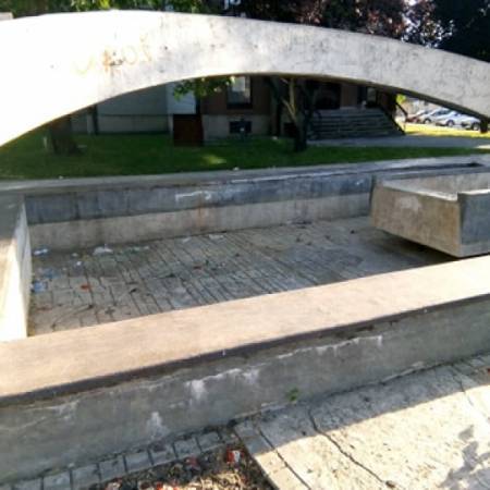 ФОНТАНА „ХАРФА“ СУВА И НА ПЛУС 30!