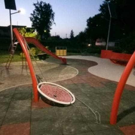 НА ТЕК ПОПРАВЉЕНОМ ДЕЧЈЕМ ИГРАЛИШТУ, ВЕЋ ПОКИДАНА ЉУЉАШКА-ГНЕЗДО