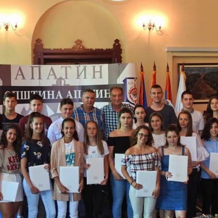 ОПШТИНА АПАТИН И ОВЕ ГОДИНЕ НАГРАДИЛА НАЈУСПЕШНИЈЕ УЧЕНИКЕ