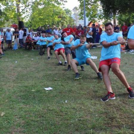 У СРБУ ОДРЖАН 11. ЛИЧКИ ВИШЕБОЈ, ДОБРОСЕЛО ОПРВАДАЛО ТРАДИЦИЈУ 
