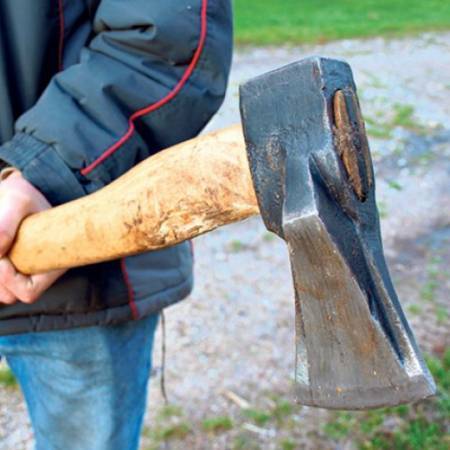 УЗ ПРЕТЊУ СЕКИРОМ ОПЉАЧКАЛИ АПАТИНЦЕ