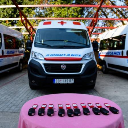 ПОКРАЈИНА ОБЕЗБЕДИЛА ВОЗИЛА ЗА ДИЈАЛИЗУ, МЕЂУ ДОБИТНИЦИМА И АПАТИН