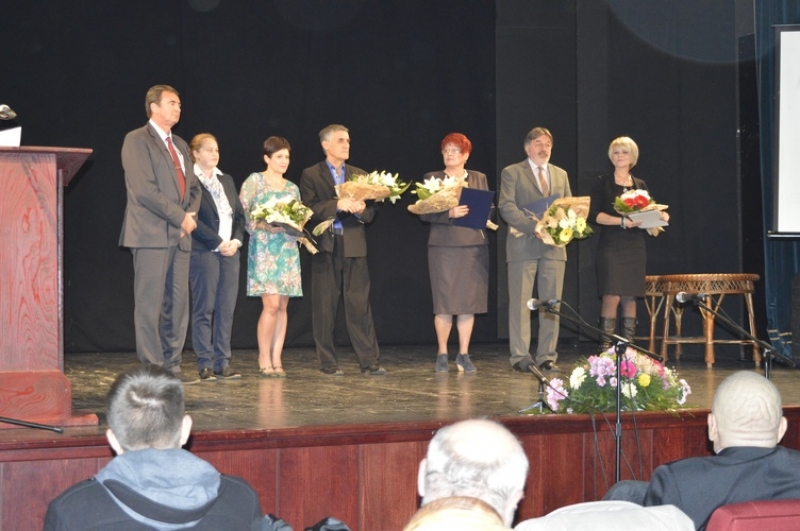 Просветним радницима општине Апатин додељене Новембарске награде