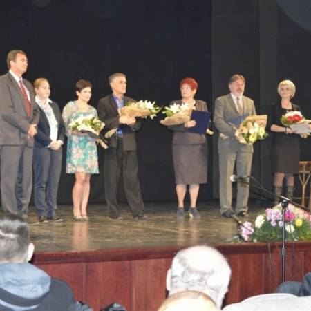 Просветним радницима општине Апатин додељене Новембарске награде