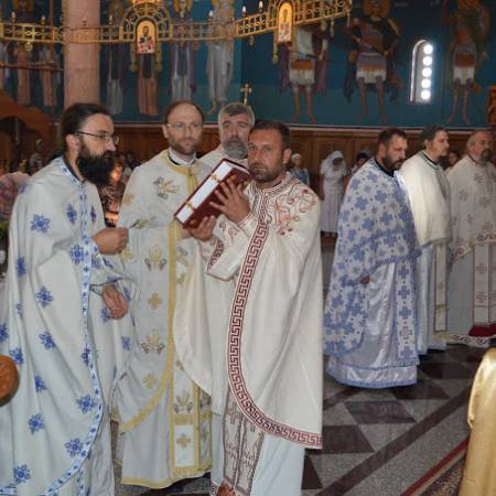 СВЕШТЕНСТВО ПРАВОСЛАВНОГ ХРАМА УПУТИЛО БОЖИЋНУ ЧЕСТИТКУ ВЕРНИЦИМА КАТОЛИЧКЕ ВЕРОИСПОВЕСТИ