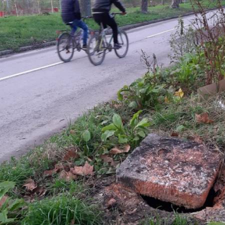 ЧИТАОЦИ УПОЗОРАВАЈУ: ОПАСНУ РУПУ МЕСЕЦИМА НИКО НЕ ПРИМЕЋУЈЕ