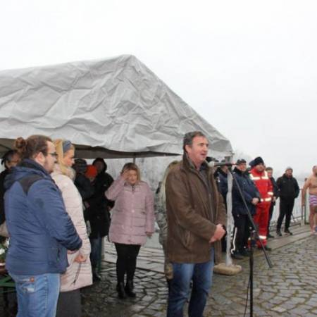 ЈУЧЕ У АПАТИНУ ОДРЖАНО ПЛИВАЊЕ ЗА ЧАСНИ КРСТ