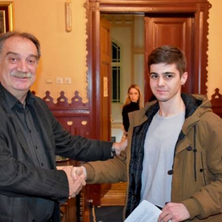 ОПШТИНА АПАТИН ДОДЕЛИЛА НОВИХ 117 СТИПЕНДИЈА