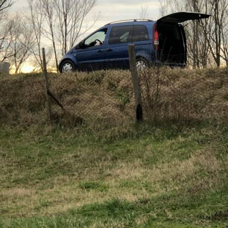 БЕЗОБРАЗНО: ИСТРЕСЕ СМЕЋЕ НА СРЕД НАСИПА И НЕ ТРЕПНУ НА ОПОМЕНЕ ОЧЕВИДАЦА!