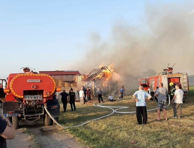 ПОЖАР НА ПЕРИФЕРИЈИ АПАТИНА: ИЗГОРЕЛИ ОБЈЕКТИ, СТАДО ОВАЦА И НЕКОЛИКО МАШИНА