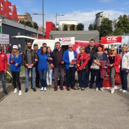 СОЦИЈАЛИСТИ НАСТАВИЛИ СА ПОДЕЛОМ ФЛАЈЕРА И ДРУЖЕЊА СА СУГРАЂАНИМА