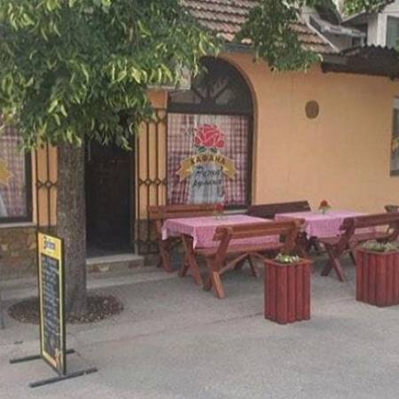 ШАРМАНТНА КАФАНИЦА У ЦЕНТРУ АПАТИНА, ГАЗДА СТРАЈИНА „РУЖА РУМЕНА“