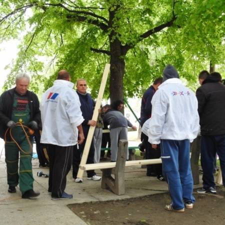 АКТИВИСТИ МО СНС СОНТА УРЕДИЛИ КЛУПЕ ИСПРЕД МЕСНЕ ЗАЈЕДНИЦЕ И ПОШТЕ У СВОМ СЕЛУ