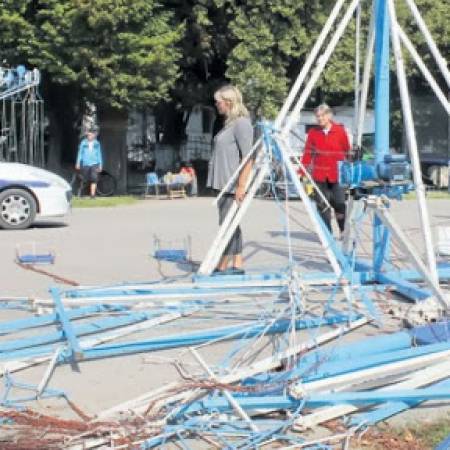 СРУШИО СЕ РИНГИШПИЛ, ПОВРЕЂЕНО ОСМОРО ДЕЦЕ, ЧЕТВОРО ЗАДРЖАНО У БОЛНИЦИ