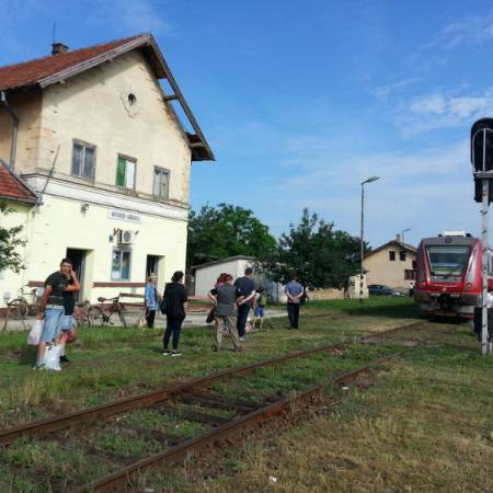 ВОЗ ИСПАО ИЗ ШИНА У КАРАВУКОВУ: НЕМА ПОВРЕЂЕНИХ, САОБРАЋАЈ У ПРЕКИДУ