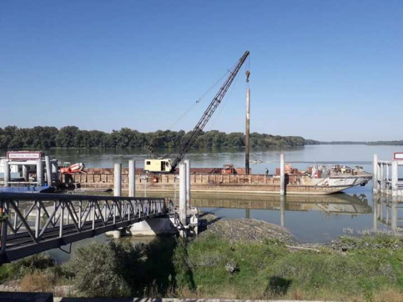 НАСТАВЉЕНИ РАДОВИ НА ОБНОВИ ПРИСТАНА: РОНИОЦИ ВАДЕ ШИПОВЕ И УРУШЕНИ ДЕО МОСТА