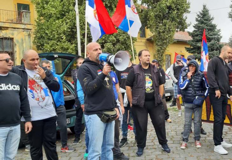 ПРОТЕСТНИ СКУП У СОМБОРУ: ЗАУСТАВИТИ НАСИЉЕ И ВАНДАЛИЗАМ МИГРАНАТА