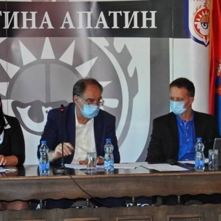 ПРЕКОБРОЈНИ НА СЕДНИЦИ СО АПАТИН: НОВИНАРИ ЗАМОЉЕНИ ДА СЕ УДАЉЕ ИЗ САЛЕ!