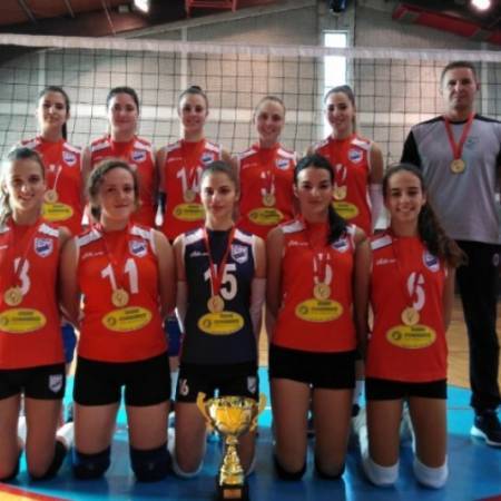 АПАТИНСКИМ ОДБОЈКАШИЦАМА СВЕЧАНО УРУЧЕН ШАМПИОНСКИ ПЕХАР И МЕДАЉЕ