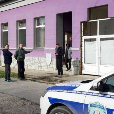 МИГРАНТИ У РЕСТОРАНУ „КОСМАЈ“: ИЛЕГАЛНА БАЗА, ПРЕКО ПУТА ОСНОВНЕ ШКОЛЕ