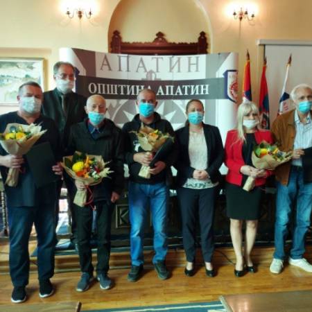 ОДРЖАНА ТРЕЋА СЕДНИЦА СО АПАТИН, „ОКТОБАРСКЕ НАГРАДЕ“ САМО ХУМАНИТАРЦИМА