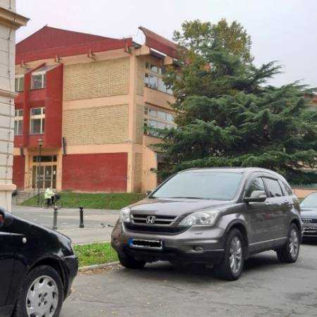 У ЈУТАРЊЕМ ШПИЦУ ПРОБЛЕМ ПАРКИРАЊА ОКО ОСНОВНЕ ШКОЛЕ