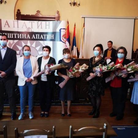 НАЈУСПЕШНИЈИМ ПРОСВЕТНИМ РАДНИЦИМА АПАТИНА УРУЧЕНЕ НОВЕМБАРСКЕ НАГРАДЕ