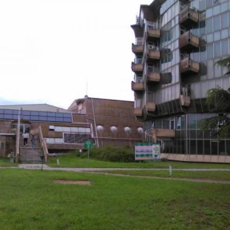 У ЗОНИ БОЛНИЦЕ ДОЗВОЉЕНО ПАРКИРАЊЕ НА ЗЕЛЕНИМ ПОВРШИНАМА И МЕСТИМА ЗА ИНВАЛИДНА ЛИЦА