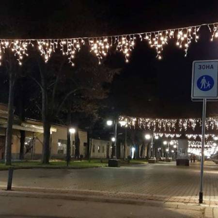 ТРИ СЕДМИЦЕ ПРЕД НОВУ ГОДИНУ, ЦЕНТАР ОКИЋЕН, ГРАД АВЕТИЊСКИ ПРАЗАН