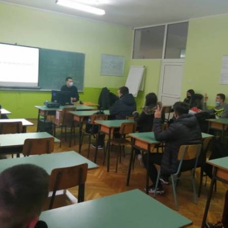 ОДРЖАНО ПРЕДАВАЊЕ О БЕЗБЕДНОСТИ У САОБРАЋАЈУ У 