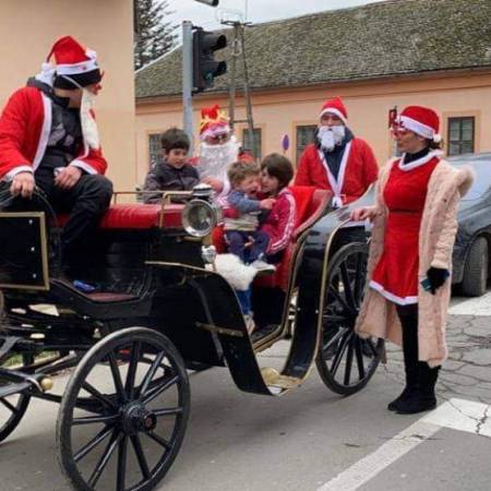 НОВОГОДИШЊА ЧАРОЛИЈА: ПАКЕТИЋИ ЗА 30 СОЦИЈАЛНО УГРОЖЕНИХ МАЛИШАНА