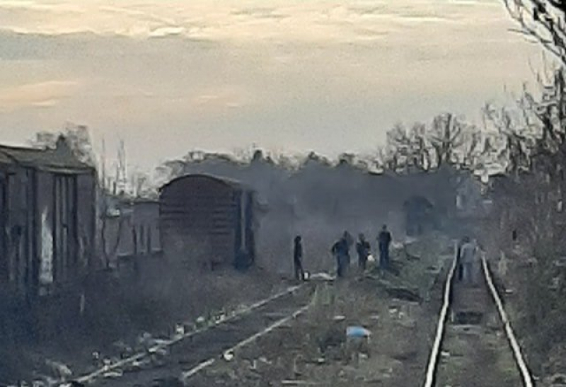 ТУЖНЕ СЛИКЕ СОМБОРСКЕ ЖЕЛЕЗНИЧКЕ СТАНИЦЕ, МИГРАНТИ ЛОЖЕ ВАТРУ У ВАГОНИМА