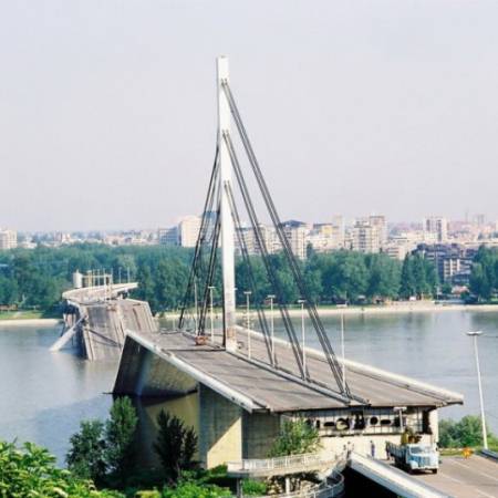 У ГАЛЕРИЈИ МЕАНДЕР ПОСТАВЉЕНА ИЗЛОЖБА ФОТОГРАФИЈА „НАТО АГРЕСИЈА НА СРЈ