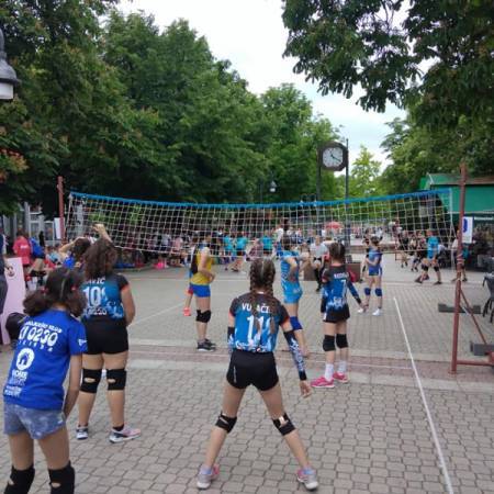 У АПАТИНУ ОДРЖАН ТУРНИР УЛИЧНЕ ОДБОЈКЕ, АПАТИНКЕ ОСВОЈИЛЕ 6 МЕДАЉА