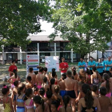 У ОКВИРУ ШКОЛЕ ПЛИВАЊА ДЕЦА ПРОШЛА ОБУКУ БЕЗБЕДНОСТИ НА ВОДИ