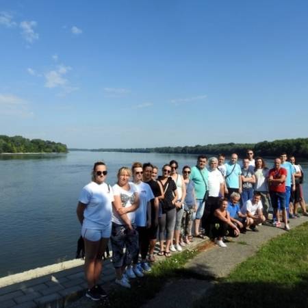 Aktivisti MO SNS Apatin uredili obaloutvrdu kod Hrama