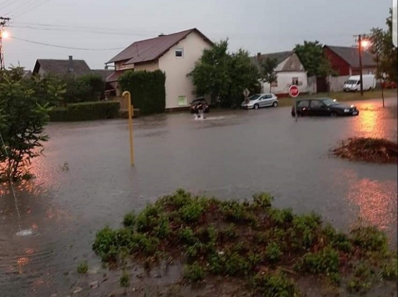 КИША НЕ ПРЕСТАЈЕ, ПОЛА ГРАДА ПОД ВОДОМ