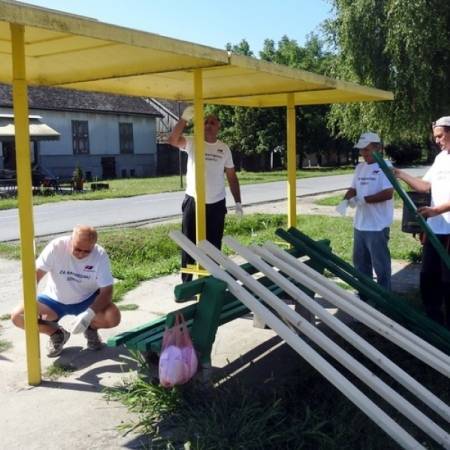 АКТИВИСТИ СНС-а У СОНТИ И ПРИГРЕВИЦИ УРЕЂИВАЛИ ЈАВНА МЕСТА