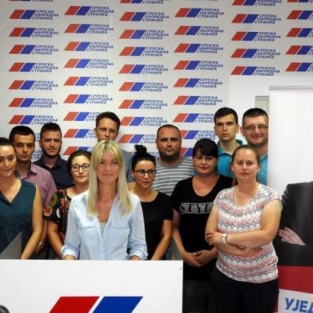 АПАТИНСКИ СНС - СПОРНЕ КАНДИДАТУРЕ НА ЛИСТИ СПС-а ПОТВРДИЛА АГЕНЦИЈА ЗА БОРБУ ПРОТИВ КОРУПЦИЈЕ