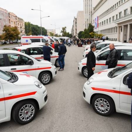 АПАТИНСКИ ДОМ ЗДРАВЉА ДОБИО 2 ВОЗИЛА ОД ПОКРАЈИНСКЕ ВЛАДЕ