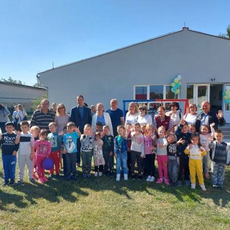 РЕНОВИРАН И УЗ МУЗИКУ, ДИРЕКТОРЕ И ОПШТИНАРЕ ОТВОРЕН ВРТИЋ У СОНТИ